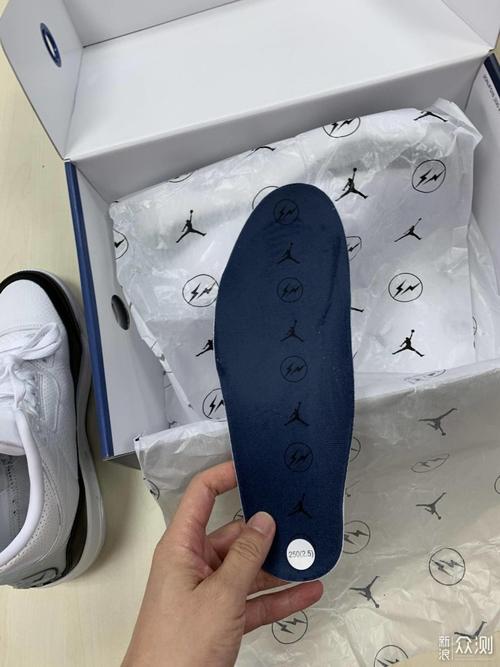 jumpman logo 改为硕大闪电标志 air和飞人标识变成了浮雕