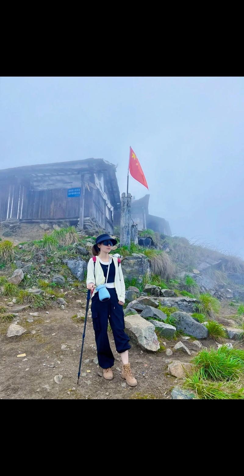 用时4个半小时登顶3个小时下山 人生就像登山一样