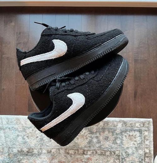 knight制作出一款黑色羊毛材质白色swoosh air force 1空军一号鞋款