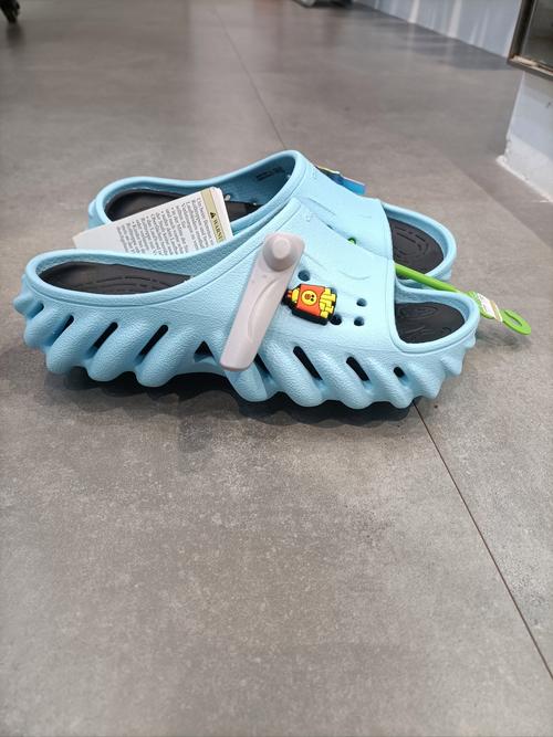 去水上世界玩耍必备的crocs拖鞋