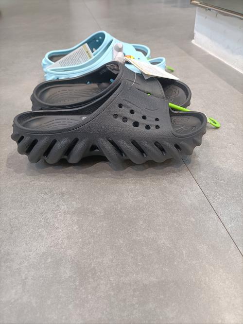 去水上世界玩耍必备的crocs拖鞋