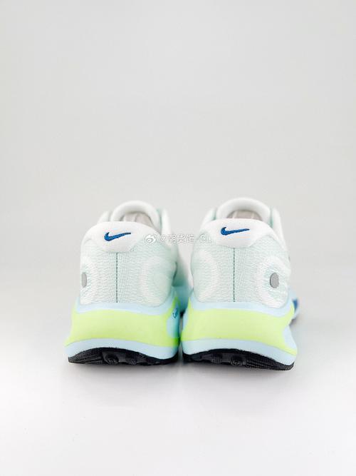 nike journey run 轻量跑鞋