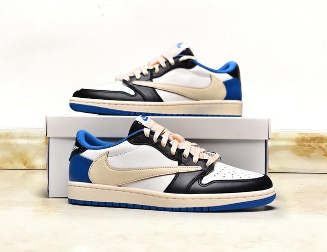 这款travis scottfragment design和air jordan 1三方联名的白蓝黑