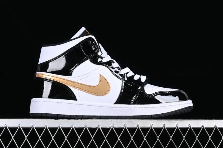 乔丹小黑金漆皮 air jordan 1 mid black gold 运动鞋