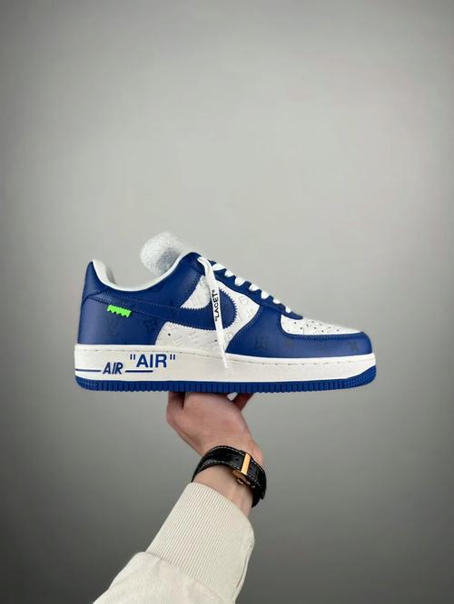 运动板鞋毫无疑问今年的鞋王非lvxnikeairforce1莫属lv的强强联名再加