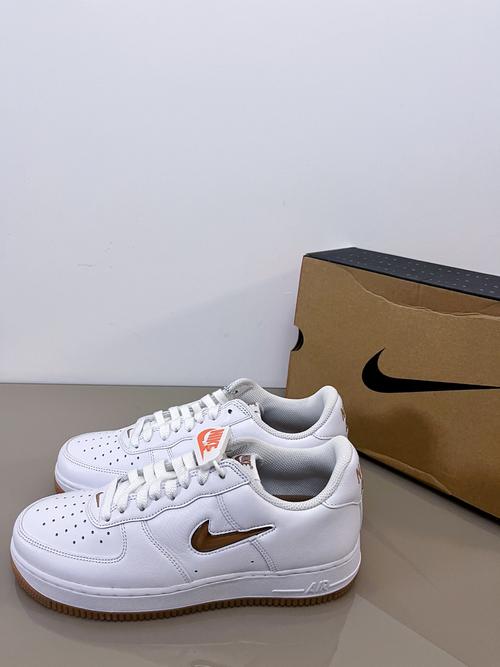 nike定期推出了全新配色的 af1如今af1 也成为了街头时尚和文化的代