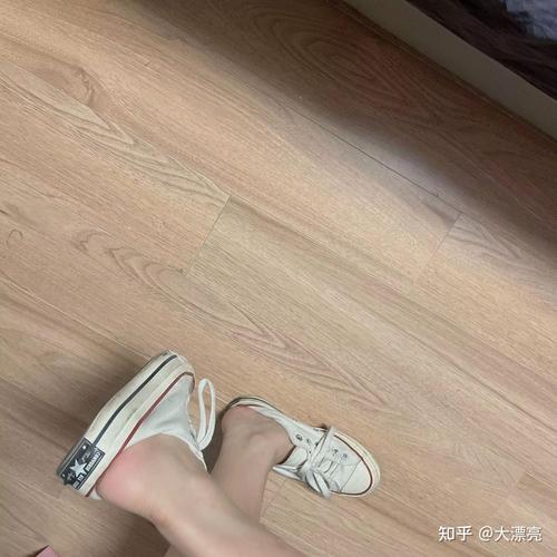 为什么现在女生都喜欢把鞋的脚后跟踩下来当拖鞋穿