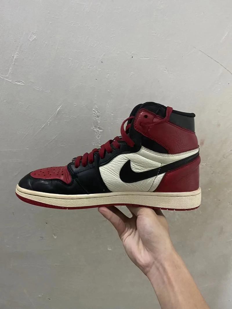 大家都在搜 中古球鞋小l 粉丝 27 获赞 160 关注 aj1黑红脚趾保真