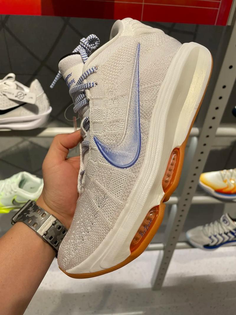 nike zoomgt hustle 3才上市就被骂的款