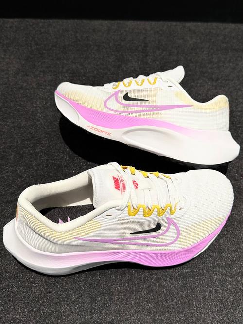 夏日清爽白粉 nike zoom fly 5 碳板跑鞋 