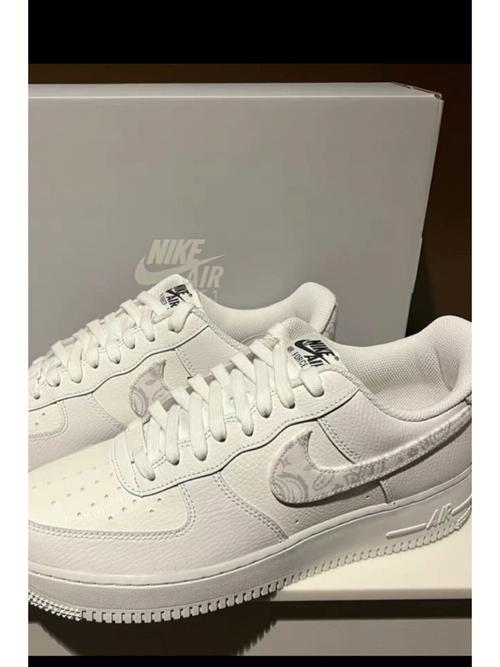 airforce107经典休闲板鞋女款白灰腰果花