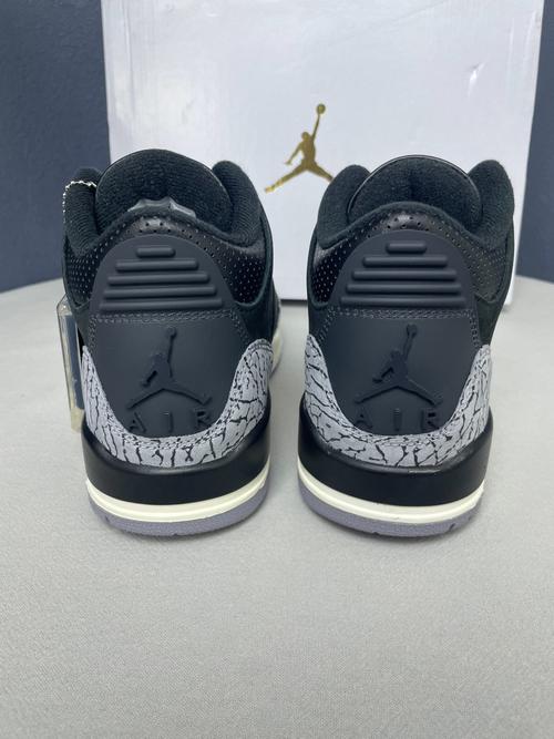 这款air jordan 3整体采用黑色麂皮材质打鞋身搭配经典的黑灰爆裂纹