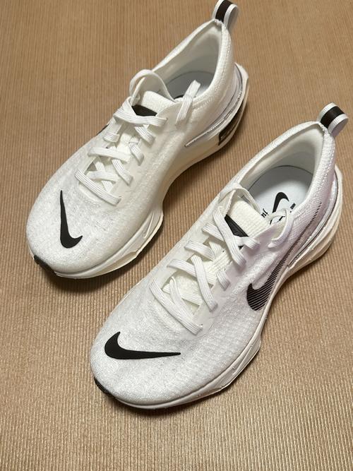 鞋面采用flyknit技术十分透气舒适 外加nikezoomx的泡棉 跑起来脚感真