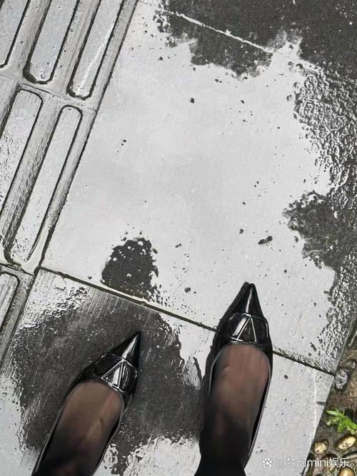 你好雨  雨天高跟鞋穿搭让你在湿滑的路面上也能保持优雅与自信