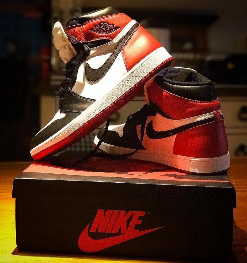 air jordan 1简称aj1是耐克乔丹系列的第一代篮球鞋由彼得摩尔