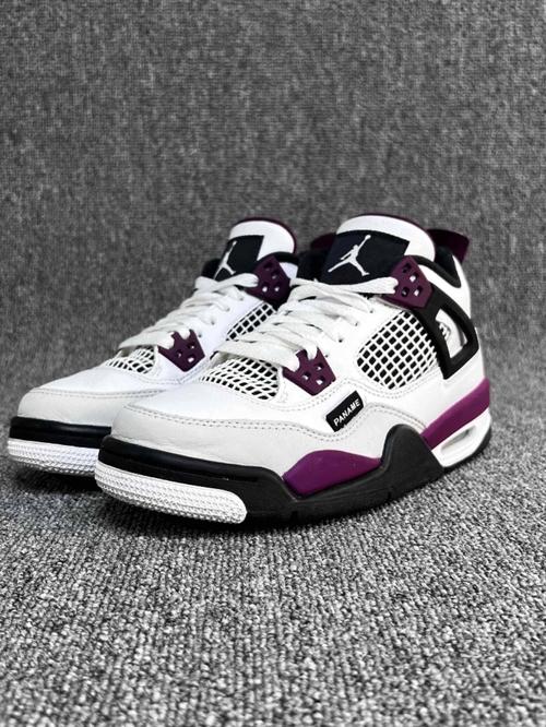 大巴黎 air jordan4 中高帮的鞋身包裹感很好 柔软的皮革材质质感出色